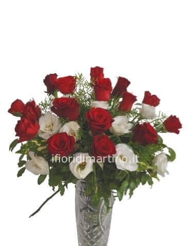 Bouquet con 7 rose e fiori bianchi